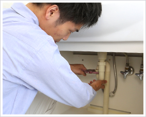 排水管がつまって水が流れない！パイプから水漏れしている！